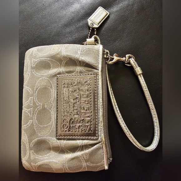 Coach Poppy Silver Wristlet EUC - Picture 3 of 16
